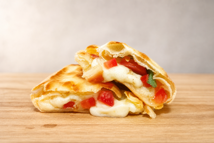 Empanada de Queijo, Tomate, Manjericão e Orégano
